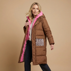 Langer Damen-Steppmantel Mit Kapuze – Warme Winterjacke Mit Kontrastfutter & Animalprint-Taschen