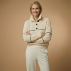 Maritim inspiriert: Gestreifter Button-Pullover für mühelose Everyday-Looks