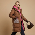 Langer Damen-Steppmantel Mit Kapuze – Warme Winterjacke Mit Kontrastfutter & Animalprint-Taschen