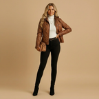 Wetterfeste Damenjacke mit Kapuze – sportlich, feminin & alltagstauglich