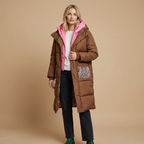 Langer Damen-Steppmantel Mit Kapuze – Warme Winterjacke Mit Kontrastfutter & Animalprint-Taschen